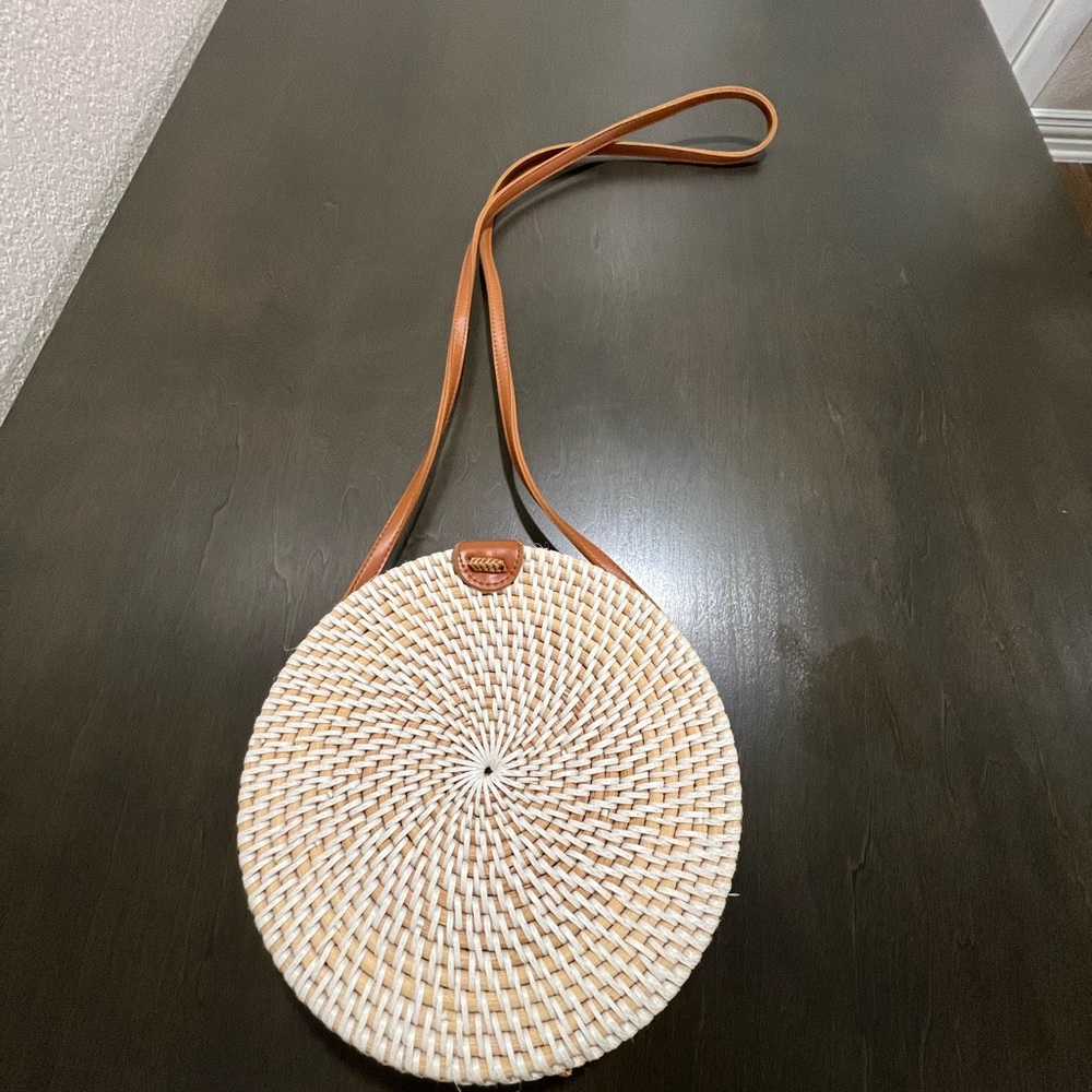 Chic Round Woven Crossbody Bag - Cream and Tan